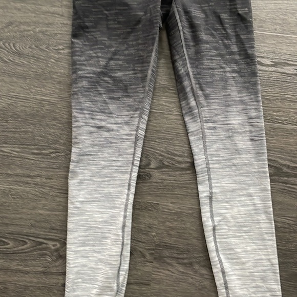 Sz6 Lululemon Hi-Rise Wunder Under Ombré Melange 31” grey/black leggings. EUC - Picture 7 of 11